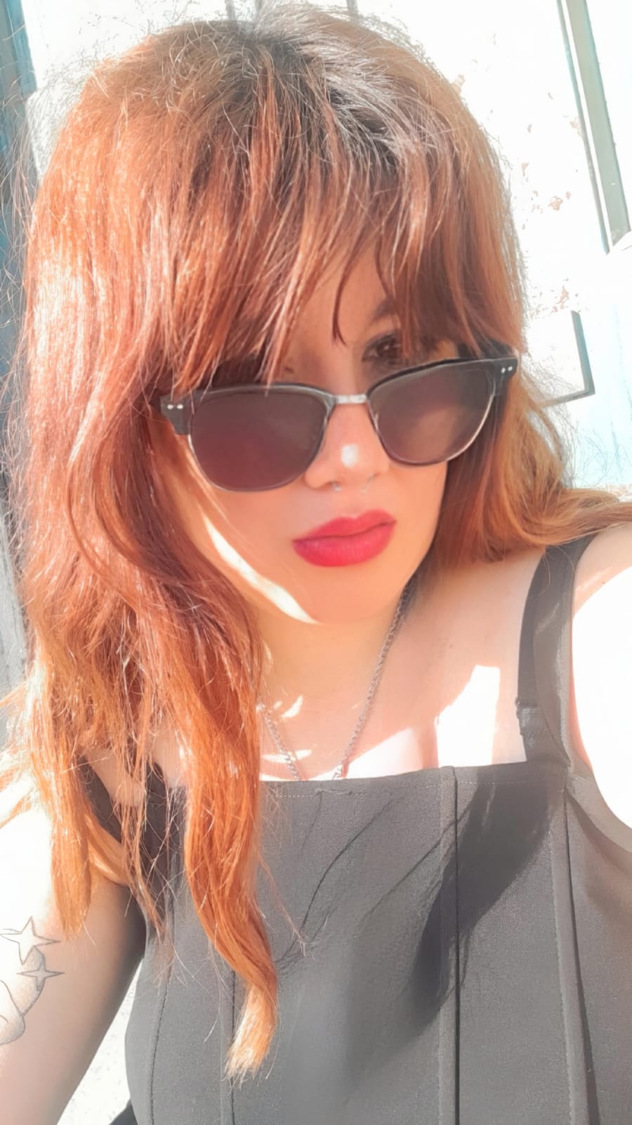 Lola trabajando como community manager